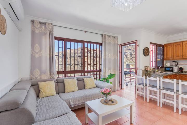 Villa Vacacional 'Big Puerto Rico Streetfront' con Vista a la Montaña, Wi-Fi y Aire Acondicionado in Puerto Rico (Gran Canaria), Mogán