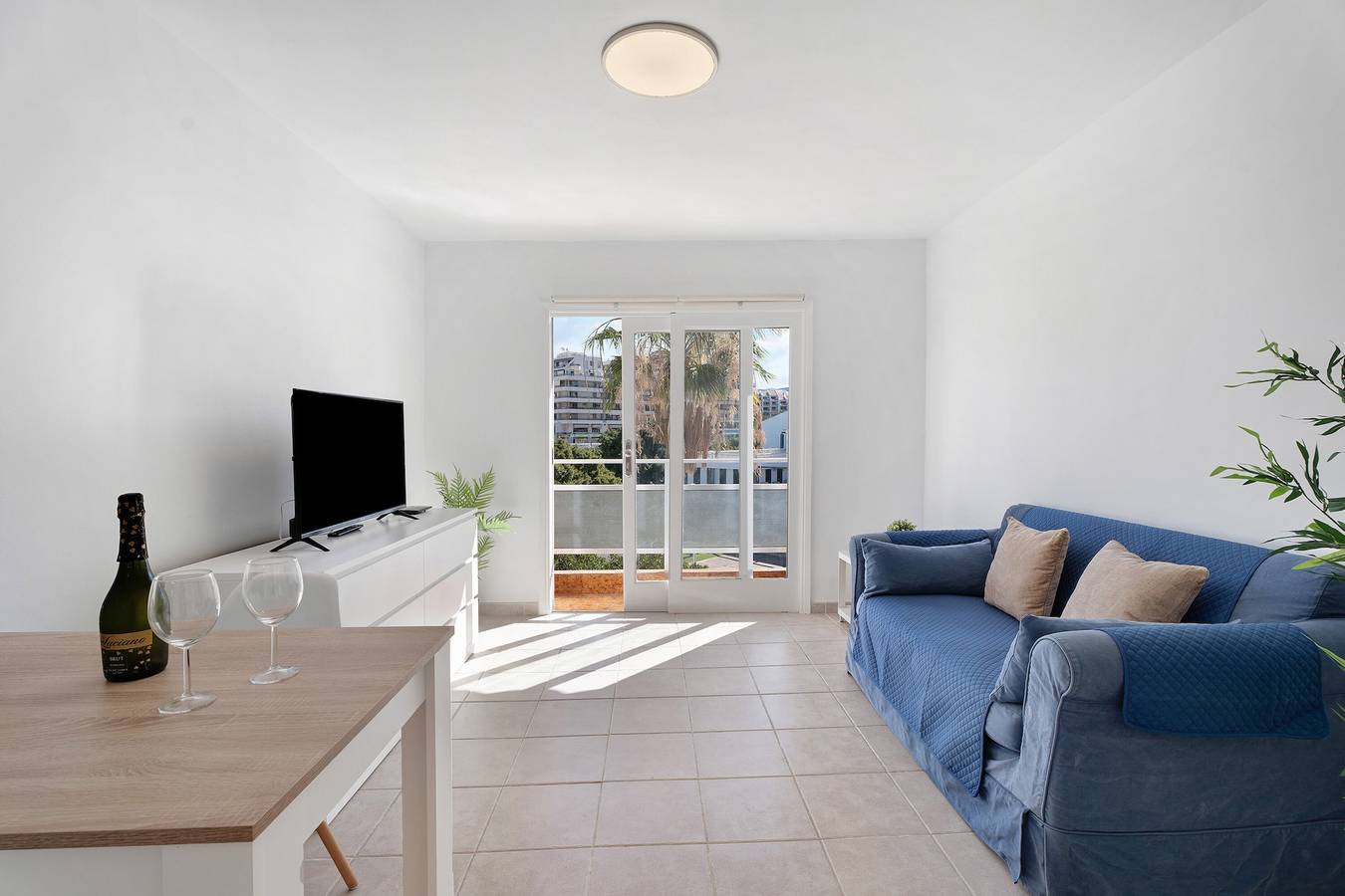 Entire apartment, Vacation Home 'Bonito Apartamento Cristian Playa' with Balcony & Wi-Fi in Los Cristianos, Arona