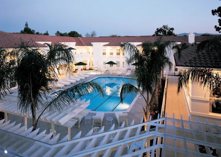 Hotel para 4 personas, con jacuzzi y piscina además de jardín y sauna - 1