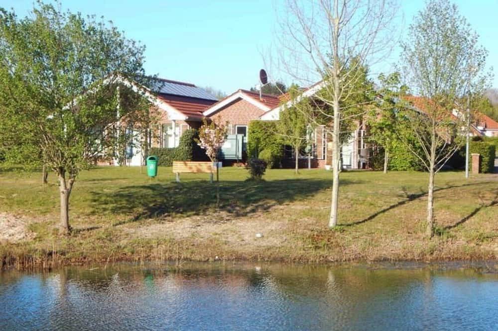 Urlaub am Teich mit Whirlpool: Zwei Ferienhäuser mit Garten für 8 Personen in Geeste, Hasetal