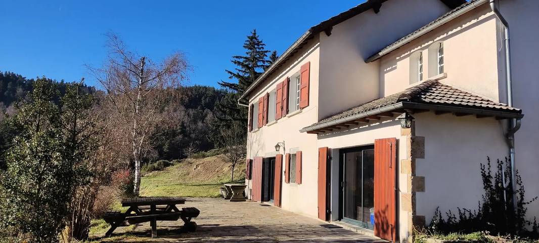 Gîte pour 6 personnes, avec jardin ainsi que piscine et terrasse à Le Malzieu-Ville