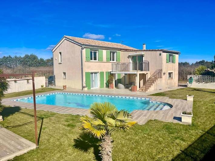 Location de vacances pour 10 personnes, avec Balcon et Terrasse ainsi que Jardin et Piscine à Garons
