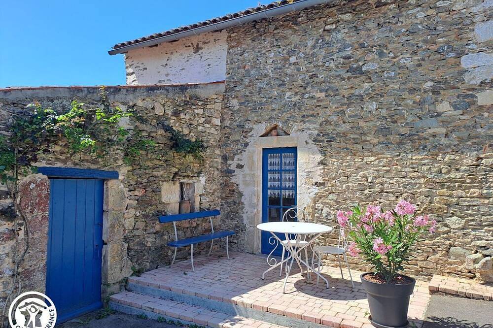 Gîte en cité médiévale de Vouvant avec parking privatif, 4 chambres in Vouvant, Fontenay-le-Comte