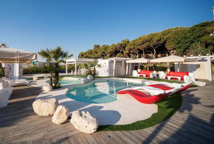 Hôtel pour 3 personnes, avec Balcon et Jacuzzi ainsi que Jardin et Bassin pour enfant