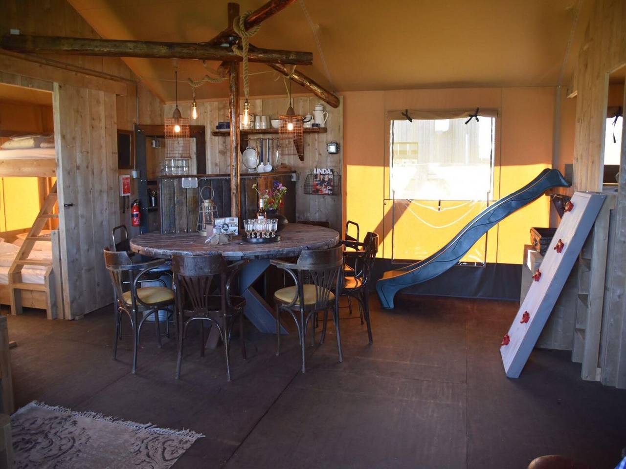 Kidz Lodge in Zon Zee Strand met speelplaats in Callantsoog, Noord-Holland - Kust van de Noordzee