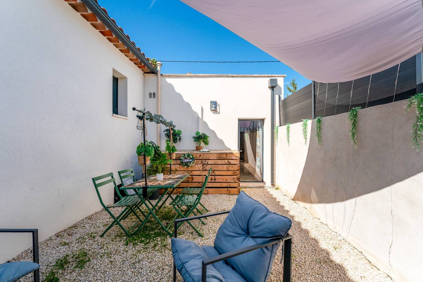 Apartamento entero, Apartamento 'Une Parenthèse En Luberon' con Jardín Privado, Wi-Fi y Aire Acondicionado in Taillades, Parque natural regional del Luberon