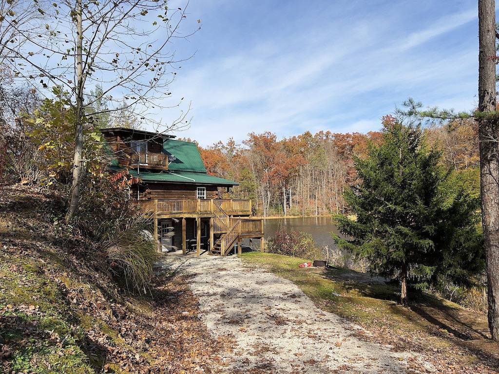 Neue, 3-stöckige Hütte mit großem Hobbyraum mit Whirlpool, neben einem 7 Hektar großen See! in Daniel Boone National Forest