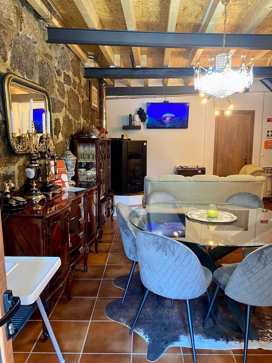 Casa vacanze 'Casa Romã' con vista sulle montagne, terrazza privata e Wi-Fi in Beira Interior Norte, Vale de Azares