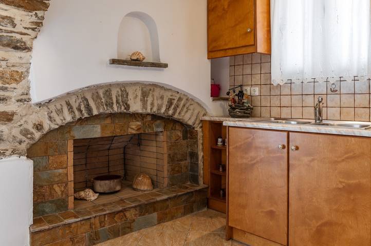 Holiday Home 'Traditional House In Koronos' with Mountain View, Private Terrace and Wi-Fi in Naxos