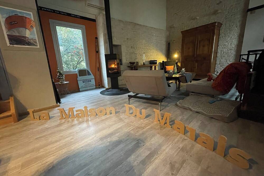 Maison typique dans le Marais Poitevin avec ponton privé et barque in La Garette, Sansais