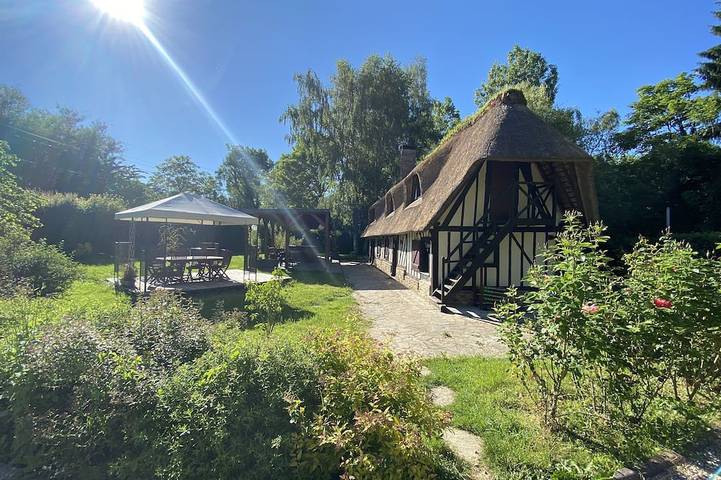 Location de vacances pour 12 personnes, avec terrasse ainsi que jardin et jacuzzi à Saint-Georges-du-Vièvre