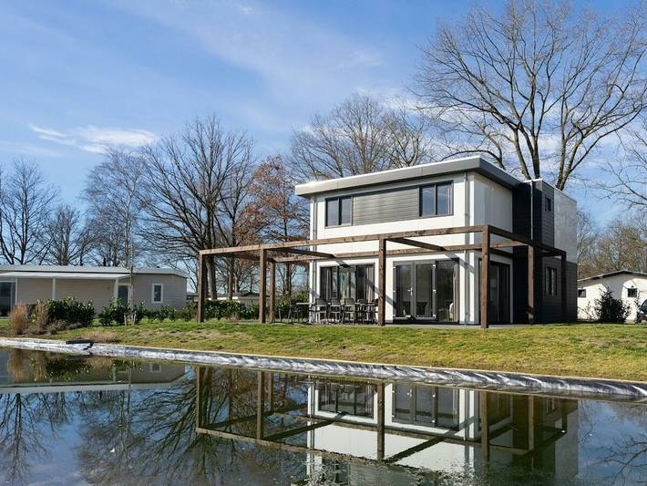 Chalet voor 10 personen, met Terras en Tuin in Susteren