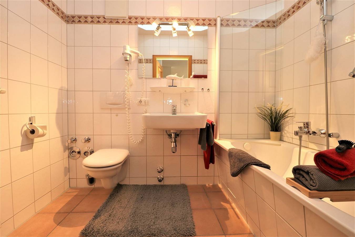 Entire apartment, Ferienwohnung mit Terrasse direkt hinter der Düne nur wenige Schritte zum Strand in Wustrow, Fischland