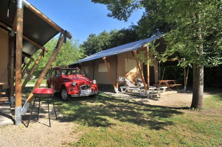 Tente pour 4 personnes, avec bassin pour enfant et jacuzzi dans le Lot
