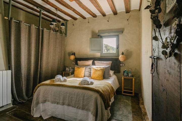 Casa rural para 2 personas, con jacuzzi además de piscina y jardín, Se admiten mascotas en Cataluña - 3