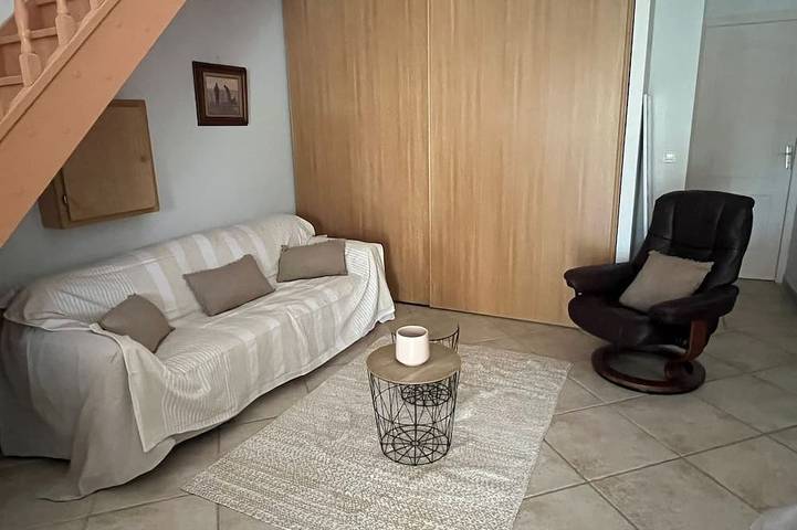 Gîte pour 4 personnes, avec Piscine à Sénas - 3