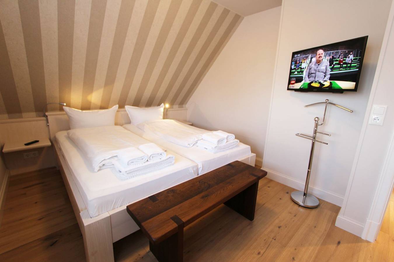 Ganze Wohnung, Die Einrichtung im Appartement „Ostwind“ besticht durch ein modernes Ambiente in Wenningstedt, Sylt
