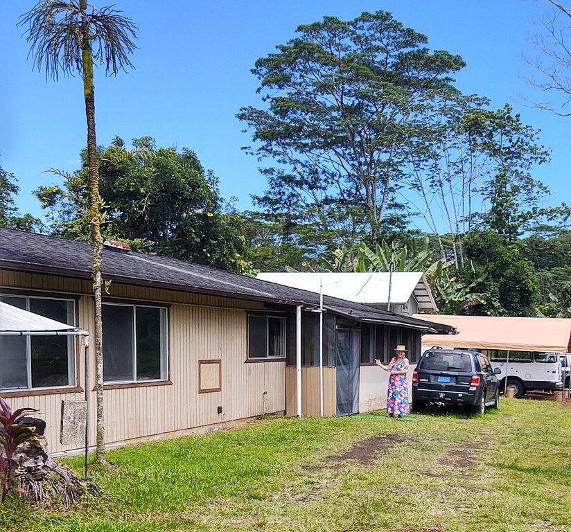 \"Puna Tiki\"  is a Bedroom w/small bath, mini fridge & microwave in Nanawale Estates, East Puna