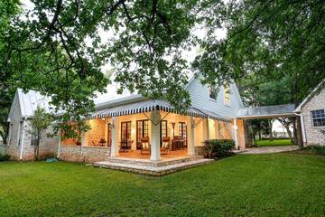 Vacation Rental for 15 Guests in Horseshoe Bay, Llano County, Picture 3