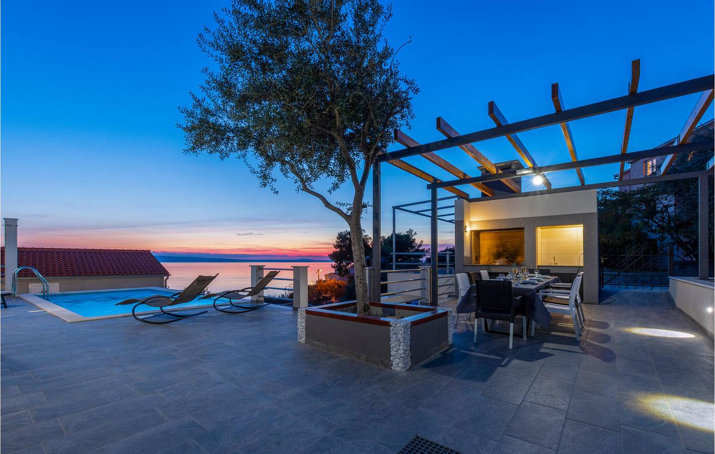 Geräumige 2-Zimmer-Wohnung mit Pool, Terrasse und WLAN – 1,5 km vom Strand entfernt in Jesenice, Split-Dalmatien