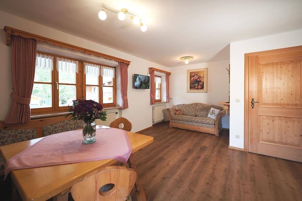 Ganze Wohnung, Ferienwohnung Nr. 2, 2-4 Personen, 42 qm, Balkon, Schlafzimmer+Wohnküche mit Schlafcouch in Hintersee, Ramsau bei Berchtesgaden
