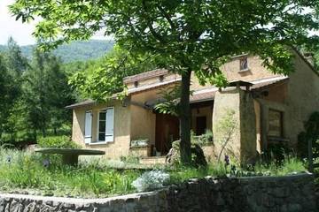Gîte pour 6 personnes, avec jardin à Mayres