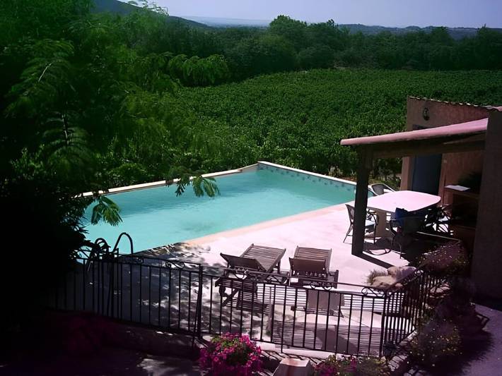 Gîte pour 5 personnes, avec terrasse ainsi que piscine et jardin