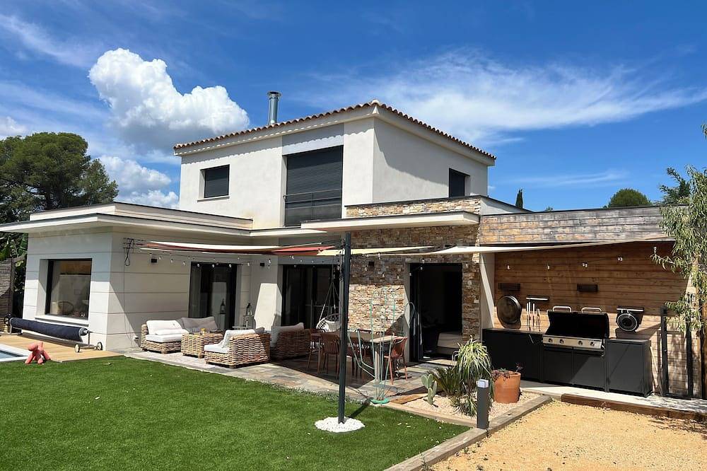 Contemporary house with heated pool, close to beaches and calanques in Gémenos, Mittelmeerküste (Frankreich)