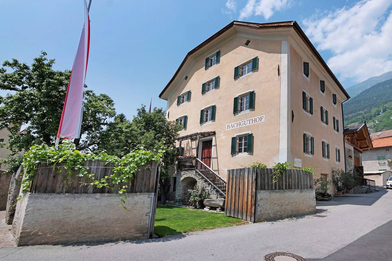 Entire apartment, Apartment 'Bachguthof' with Mountain View, Shared Garden and Balcony in Silandro, Stilfser Joch National Park