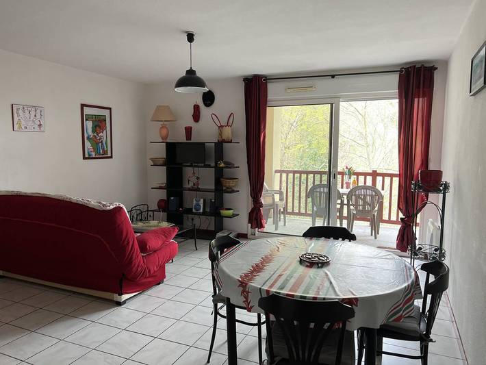 Entire apartment, Calm T2 Apartment with Terrace and Parking - Sleeps 3 in Cambo-les-Bains, Bayonne region