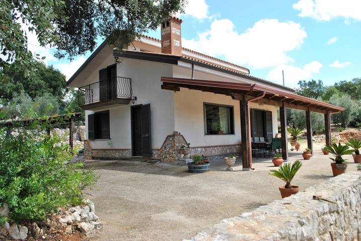 Casa vacanza per 7 persone, con panorama e giardino nonché vista oceano e balcone in Itri