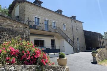 Gîte pour 10 personnes, avec jardin et balcon dans Palmas-d'Aveyron