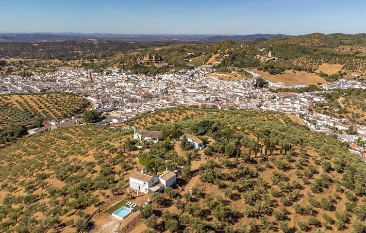Une retraite tranquille au bord de la piscine près du centre ville de Constantina in Constantina, Sierra Morena