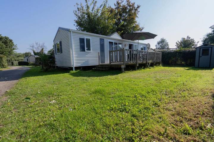 Camping pour 7 personnes, avec piscine et jacuzzi ainsi que terrasse et jardin