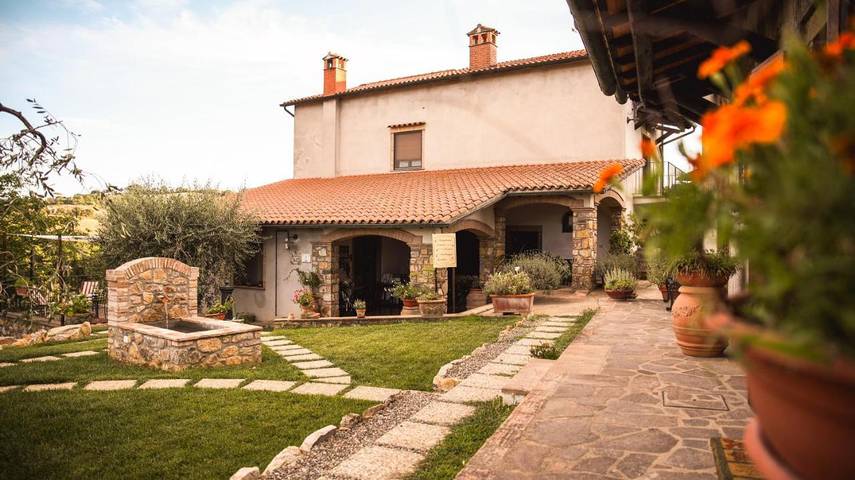 Casa vacanza per 12 persone, con Terrazza e Giardino nonché Piscina e Panorama a Manciano