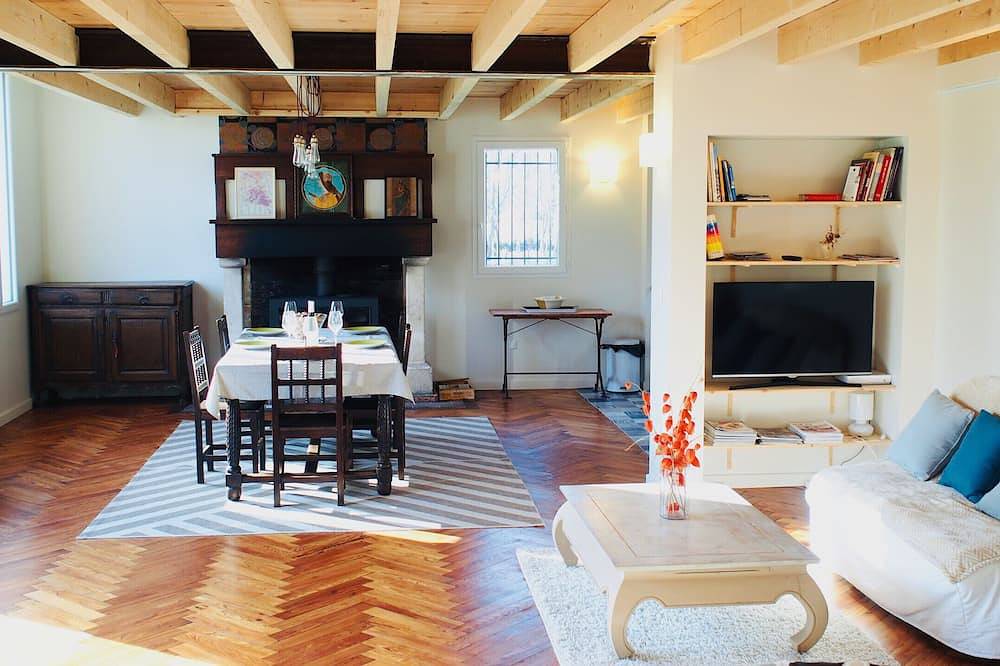 Beautiful traditional house in the heart of the Pessac Leognan in Léognan, Bordeaux region