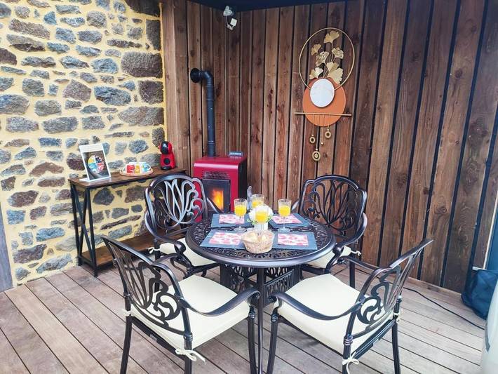 Location de vacances pour 3 personnes, avec piscine et jardin ainsi que terrasse et vue à Tinténiac - 3