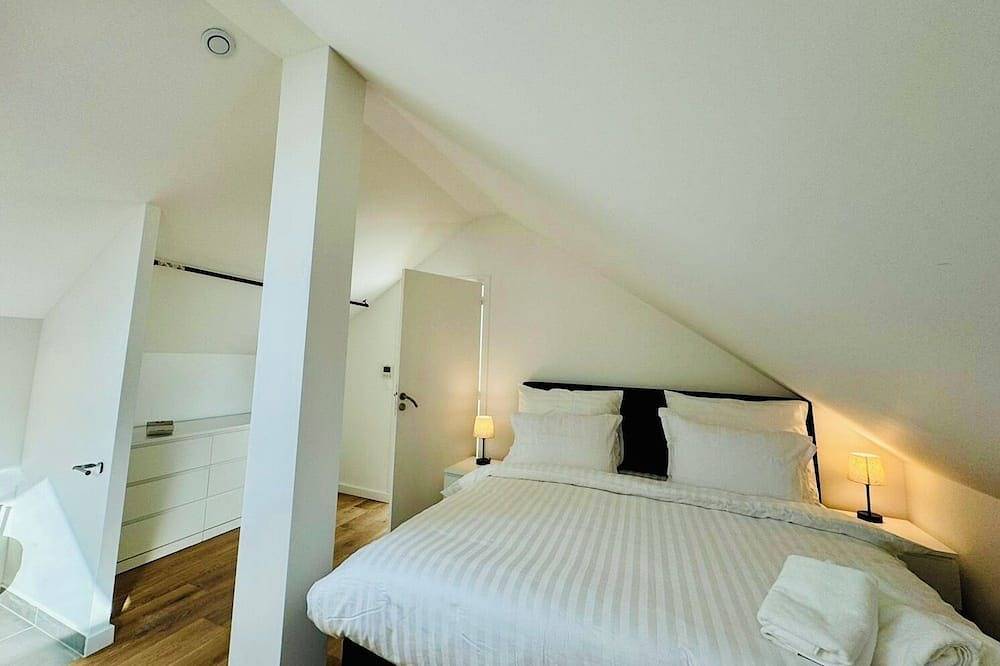 6-Bed Villa: Wifi, Ac, Cathedral Lounge, Terrace, Garden, Parking & Near Pool/Pk in Antony, Altos del Sena