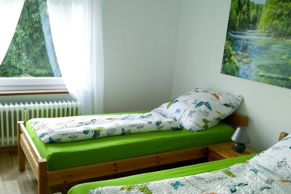 Ganze Wohnung, Ferienwohnung, 80qm, 2 Schlafräume für bis 4 Personen in Waldkirch, Südschwarzwald