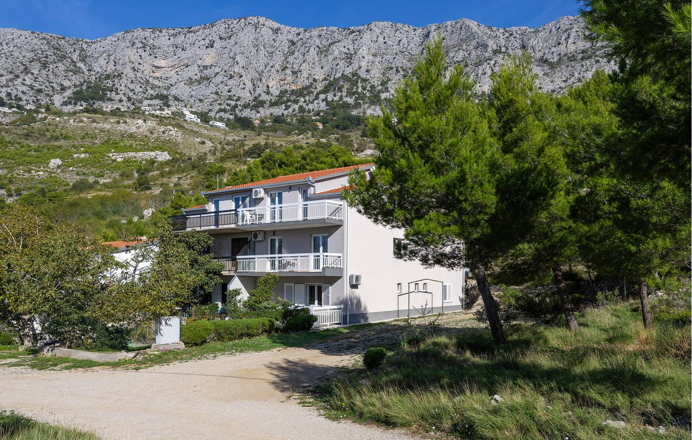 Ganze Ferienwohnung, Charmantes Apartment mit Terrasse, WLAN, Parkplatz, 600 m vom Strand entfernt in Lokva Rogoznica, Omis-Riviera