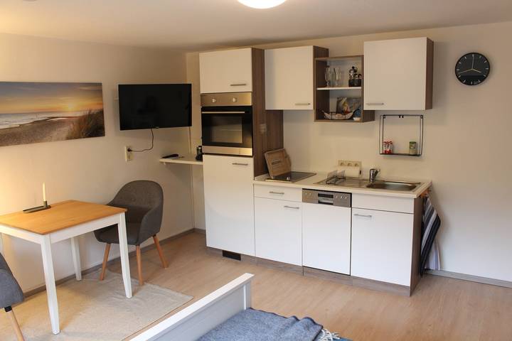 Hel lejlighed, Holiday Apartment 'Am Barthelwald' with Private Terrace and Wi-Fi in Wilhelmsdorf, Region Bodensee-Oberschwaben