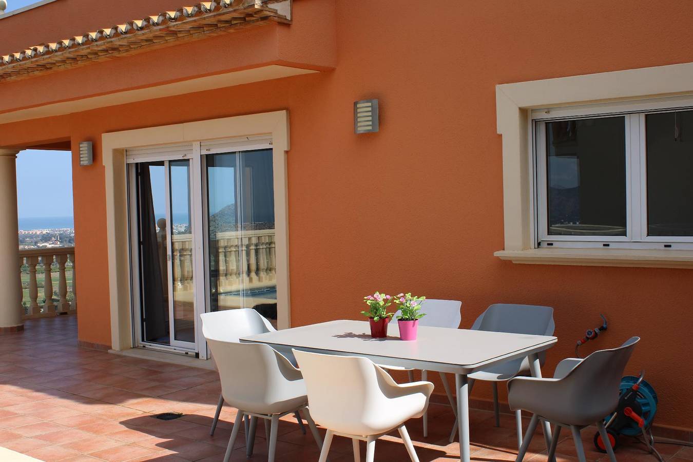 Modernes freistehendes Ferienhaus mit traumhaftem Panoramablick in La Sella, Pedreguer