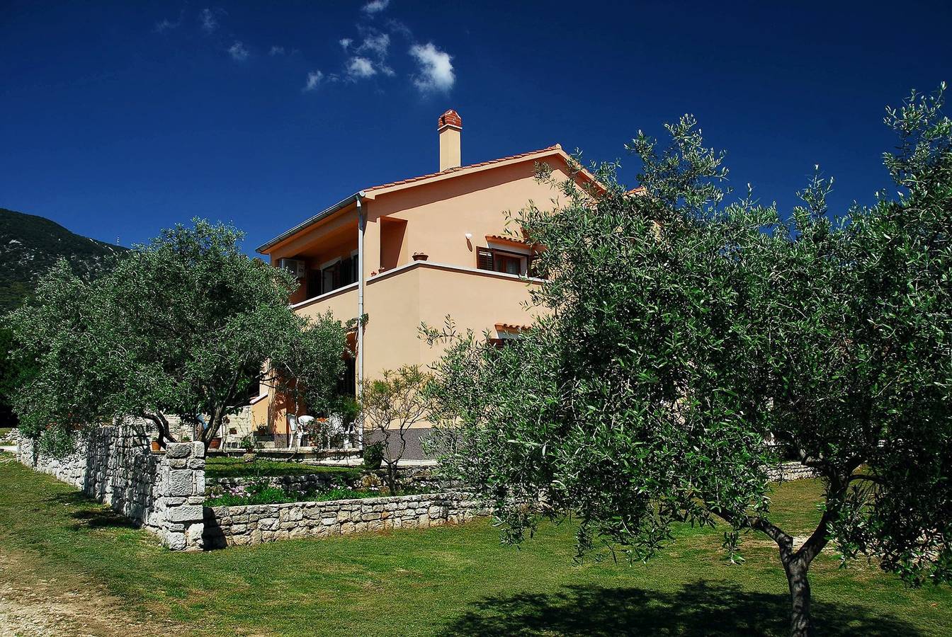 Ganze Wohnung, Hübsche Ferienwohnung Lea 300m vom Strand in Nerezine, Lošinj