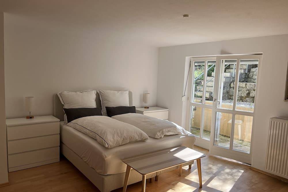 Ganze Wohnung, Spacious, new, quiet apartment with terrace & garden - excellent location, 95sqm in Pöcking, Starnberger See
