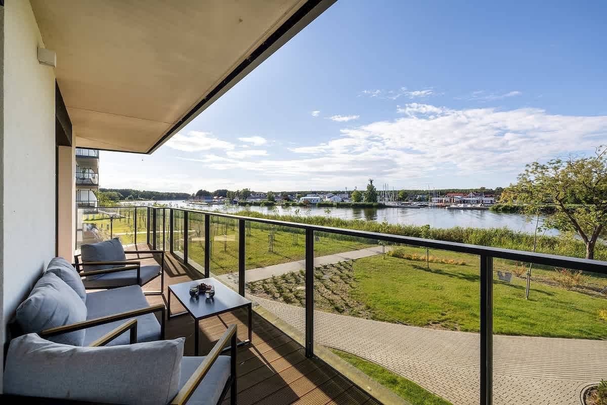 Ganze Wohnung, Spacious Apartment with River View | Pool & Spa, Parking in Dziwnów, Baltic Sea Pomerania