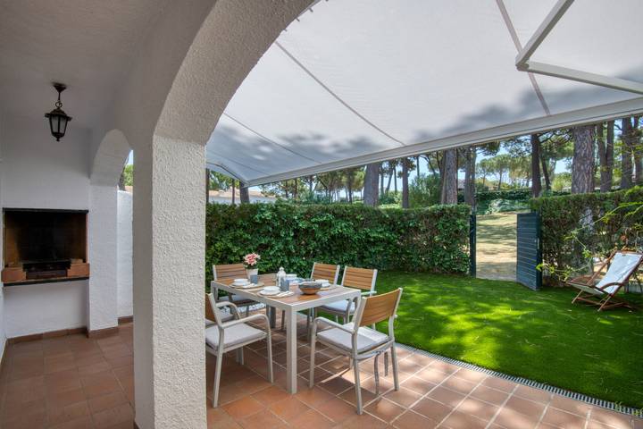 Location de vacances pour 6 personnes, avec terrasse ainsi que bassin pour enfant et jardin à Pals - 3