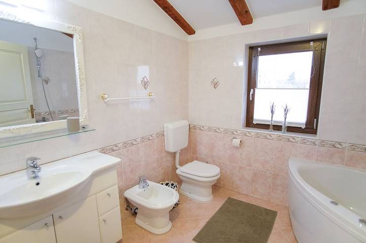 Ferienhaus für 6 Personen, mit Balkon und Whirlpool sowie Garten in Nova Vas - 4