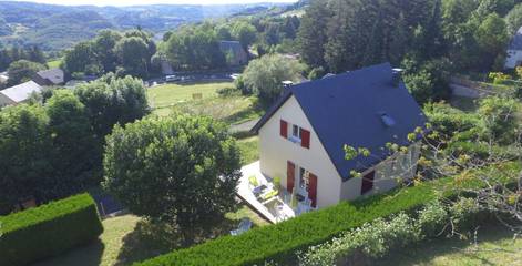 Gîte pour 9 personnes, avec terrasse et jardin à Murat-le-Quaire