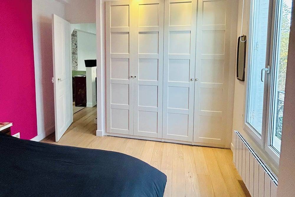 Entire apartment, Charming, bright and quiet 2 P apartment 6 minutes from central Paris in Courbevoie, Hauts-de-Seine