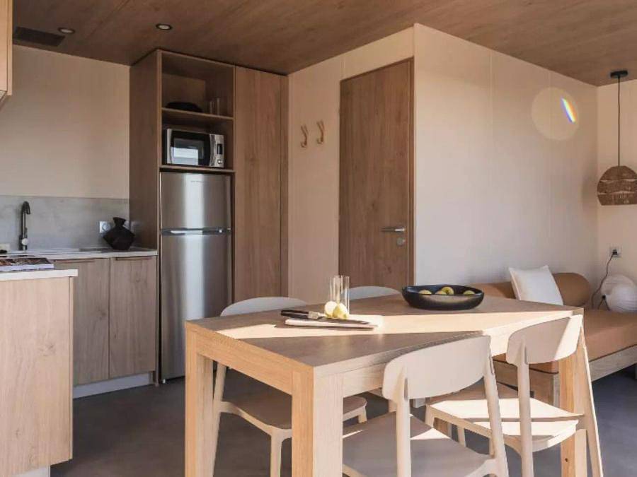 Camping Le Domaine de Mesqueau - Mobilhome 4 personnes - Lodge O Côté Salon - 3 Pièces pour 4 Personnes + Tv in Plougasnou, Ceinture Dorée